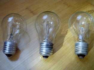 Три лампы накаливания разных производителей